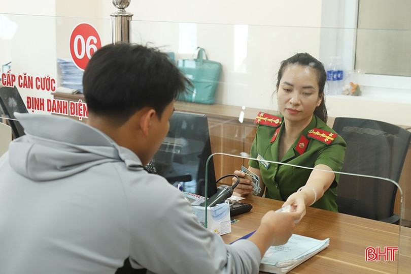 Công dân nhận thẻ căn cước tại bộ phận một cửa Phòng Cảnh sát QLHC về TTXH. bqbht_br_9.jpg