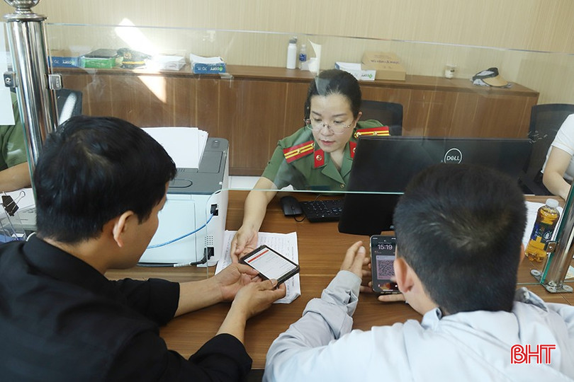 Lượng hồ sơ tiếp nhận và giải quyết việc cấp phiếu LLTP trên ứng dụng VNeID tăng cao. bqbht_br_2.jpg