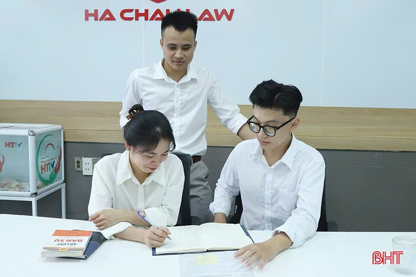 Đội ngũ luật sư, chuyên viên tư vấn pháp luật tại Hà Tĩnh thường xuyên làm tốt công tác tuyên truyền cho người dân. e11a74e91035a66bff24.jpg