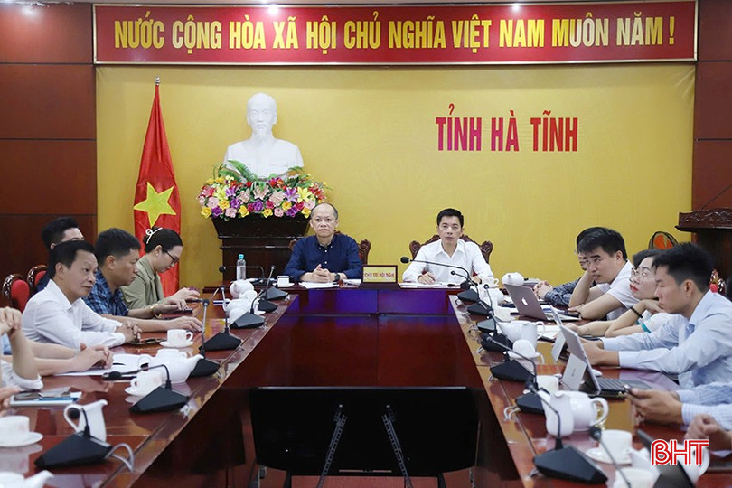 Phó Chủ tịch Thường trực UBND tỉnh Nguyễn Hồng Lĩnh và Giám đốc Sở Tư pháp Nguyễn Quốc Tuấn chủ trì điểm cầu Hà Tĩnh. 9-3504.jpg