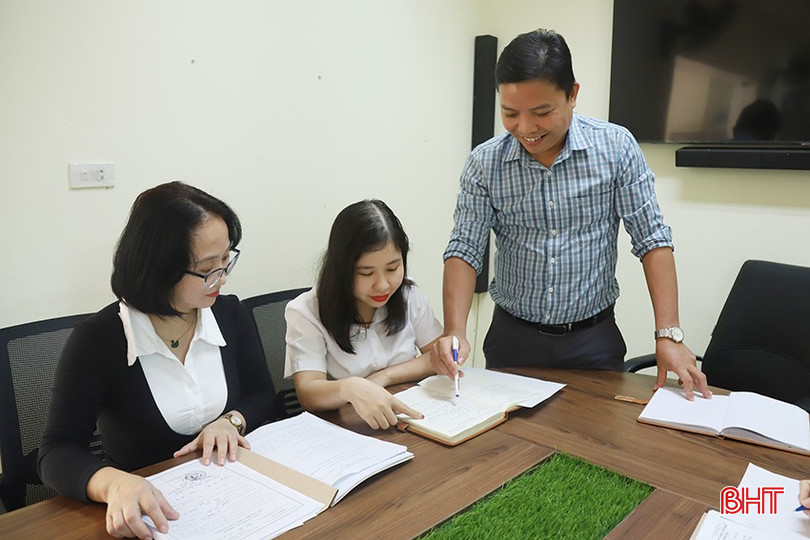 Trợ giúp viên pháp lý tại Trung tâm trợ giúp pháp lý Nhà nước tỉnh Hà Tĩnh trao đổi nghiệp vụ. bqbht_br_p.jpg