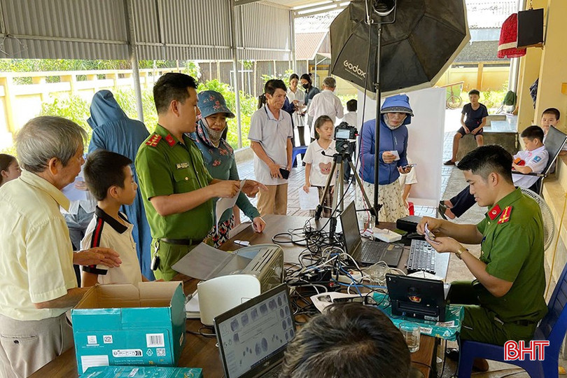 Đông đảo công dân từ 6-14 tuổi được phụ huynh chở tới trụ sở công an phường làm thủ tục thu nhận hồ sơ. 458815ee31f396adcfe2.jpg