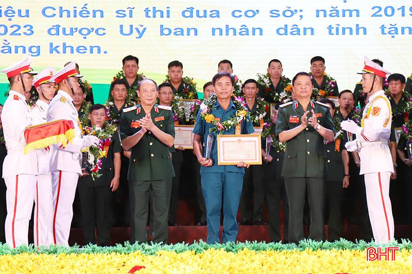 ... và ông Nguyễn Tiến Thắng - Chỉ huy trưởng, Ban CHQS xã Kỳ Hà, TX Kỳ Anh được tuyên dương tại chương trình. QK3.jpg