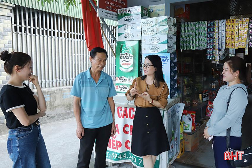 Chị Trần Thị Liêm (áo nâu) giới thiệu các quy định mới theo Luật Đất đai năm 2024 cho người dân trên địa bàn phường Bắc Hồng. HL.jpg