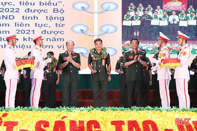 Đại diện Ban CHQS huyện Nghi Xuân (Hà Tĩnh)... QK6.jpg
