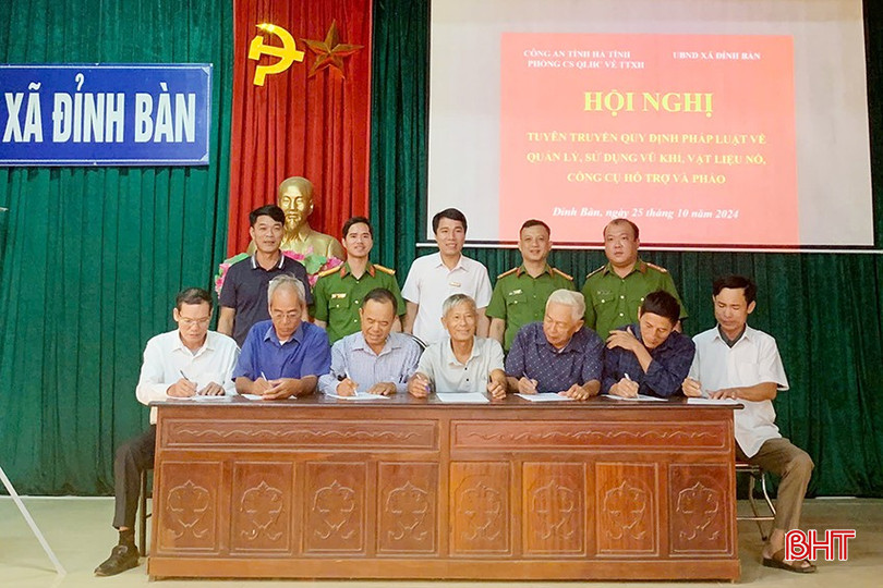 Các trưởng thôn tại xã Đỉnh Bàn đã ký cam kết với mục tiêu phấn đấu 100% hộ gia đình không sản xuất, mua bán, vận chuyển, tàng trữ, sử dụng pháo trái phép trong dịp Tết Nguyên đán. d-3960-9534.jpg