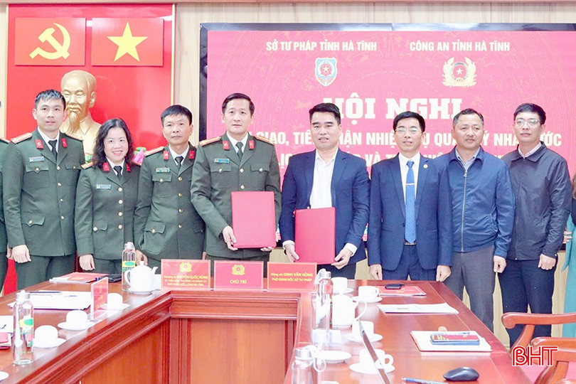 Lãnh đạo Sở Tư pháp và Công an tỉnh bàn giao, tiếp nhận nhiệm vụ cấp phiếu LLTP vào chiều 27/2/2025. bqbht_br_1.jpg