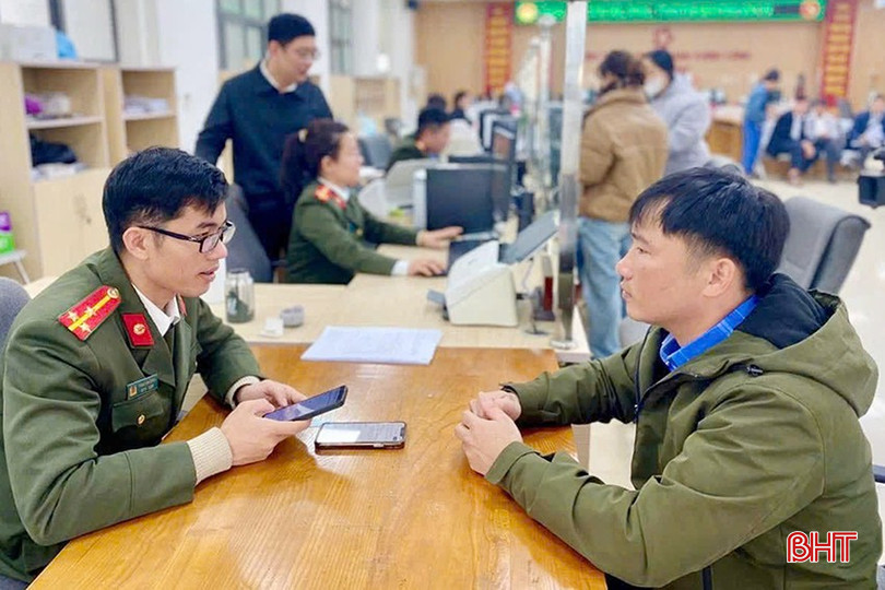 Cán bộ Phòng Hồ sơ nghiệp vụ (Công an tỉnh) tích cực hướng dẫn công dân. bqbht_br_2.jpg