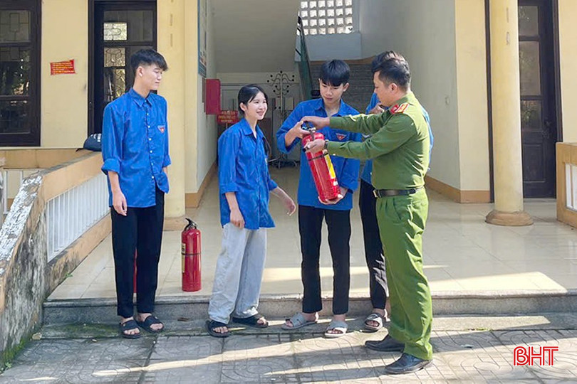Bên cạnh việc trang bị kiến thức pháp luật, đoàn viên thanh niên trên địa bàn huyện Cẩm Xuyên cũng được thực hành PCCC. bqbht_br_22.jpg