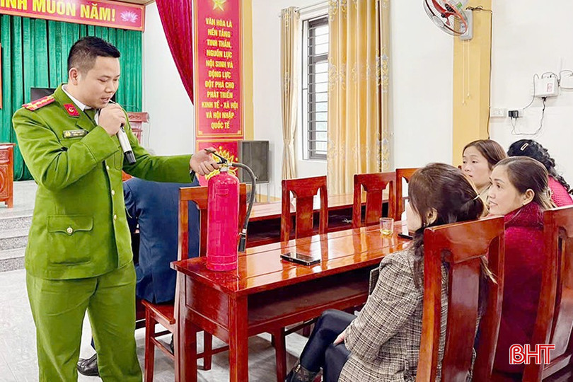 Công an phường Trung Lương (thị xã Hồng Lĩnh) hướng dẫn cách sử dụng bình chữa cháy. bqbht_br_33.jpg