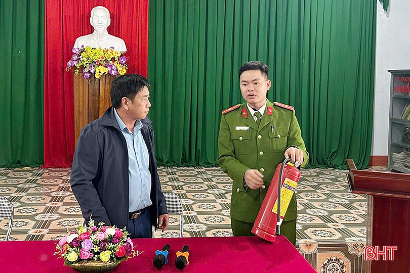 Công tác tuyên truyền lồng ghép trong các buổi sinh hoạt chi bộ được Công an xã Kỳ Tân (huyện Kỳ Anh) triển khai thường xuyên. bqbht_br_44.jpg