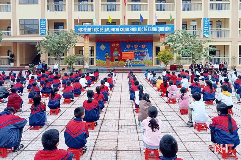 Học sinh Trường Tiểu học Sơn Bình (Hương Sơn) được Công an xã tuyên truyền Luật Phòng cháy chữa cháy. bqbht_br_111.jpg