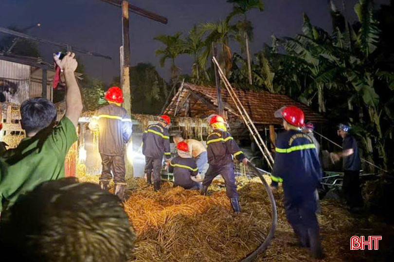 Vụ cháy nhà rơm kết hợp chăn nuôi gia súc của gia đình anh Trần Văn Linh (xã Hương Phố) vào ngày 5/8. bqbht_br_19.jpg