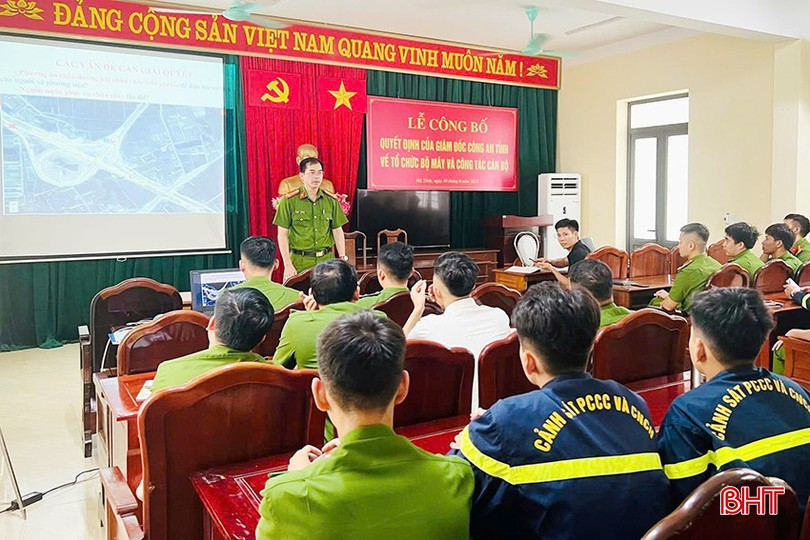 Đội Cảnh sát CC&CNCH Trung tâm thảo luận phương án xử lý các vụ cháy. bqbht_br_17.jpg