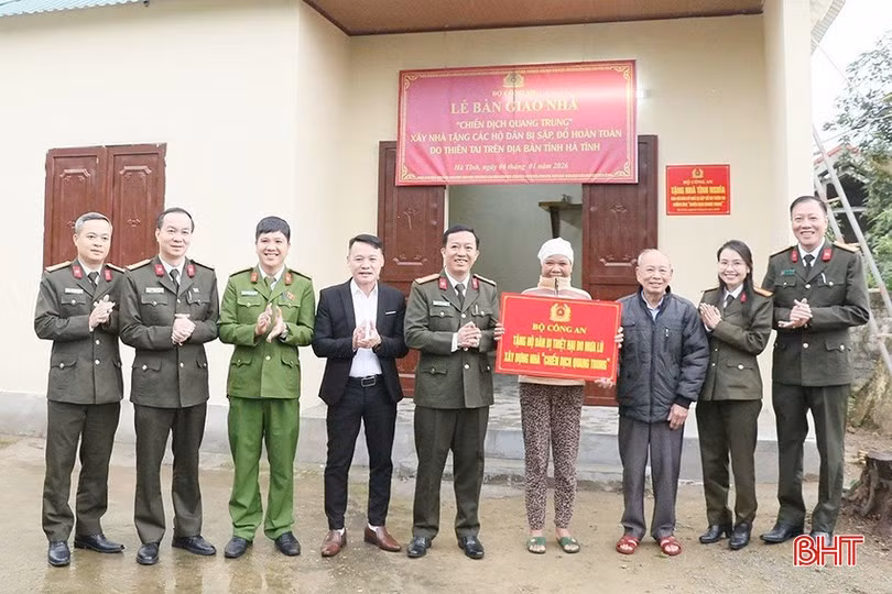 Đại tá Nguyễn Trung Kiên - Phó Giám đốc Công an tỉnh và đoàn công tác tiến hành bàn giao nhà mới cho bà Nguyễn Thị Lộc.