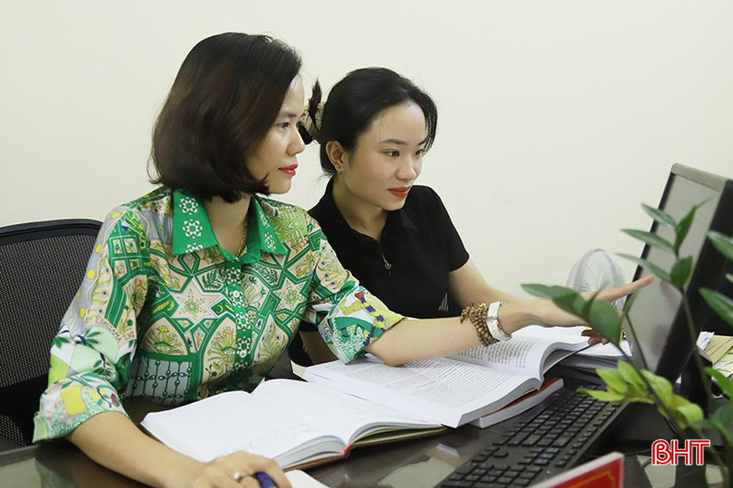 Chị Bùi Cẩm Thạch (áo xanh) hướng dẫn cán bộ quy định về xử lý vi phạm hành chính trong lĩnh vực đất đai. Đ.jpg