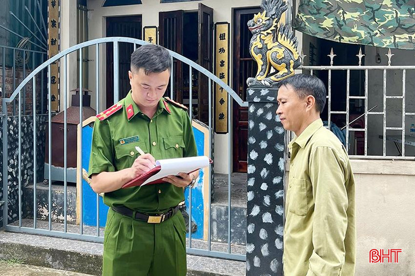 Đại diện các dòng họ tại TP Hà Tĩnh được lực lượng công an hướng dẫn ký cam kết. CATP.jpg