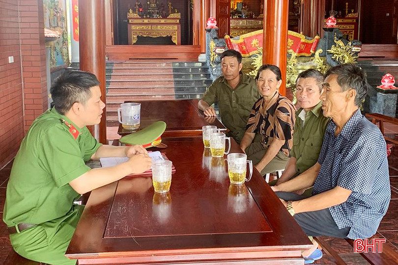 Công an xã Thạch Kênh tuyên truyền các tộc trưởng, trưởng họ nhắc nhở người thân chấp hành nghiêm các quy định của pháp luật về phòng, chống tác hại của rượu, bia. CA.jpg