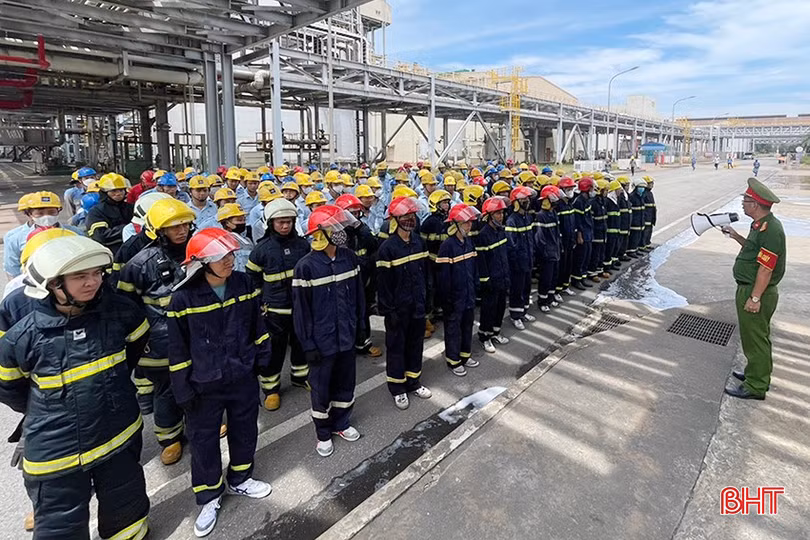 Cán bộ Phòng Cảnh sát PCCC&amp;CNCH giới thiệu cơ chế xử lý, điều hành, mô phỏng tình huống cháy và trình tự diễn biến các hoạt động tổ chức chữa cháy và CNCH.