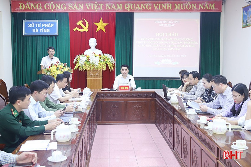 Phó Giám đốc Sở Tư pháp Đinh Văn Hồng chủ trì hội nghị. bqbht_br_0.jpg