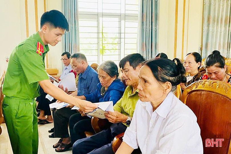 Công an xã Sơn Trà tuyên truyền các chính sách mới cho bà con trên địa bàn nắm bắt, theo dõi. Công an xã Sơn Trà tuyên truyền các chính sách mới cho bà con trên địa bàn nắm bắt, theo dõi.