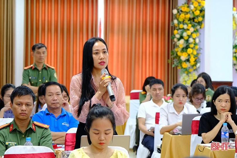 Đại diện các tổ chức, doanh nghiệp tham gia đóng góp ý kiến tại buổi tuyên truyền pháp luật về xuất nhập cảnh do Công an Hà Tĩnh tổ chức. CA.jpg