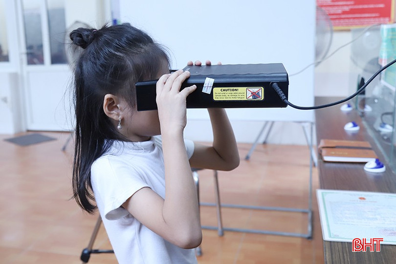 Công dân trong độ tuổi 6-14 làm thủ tục thu thập mống mắt. CC9.jpg
