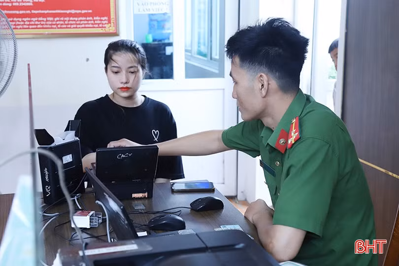 Người dân có nhu cầu cấp, đổi thẻ căn cước thực hiện thủ tục thu nhận vân tay.