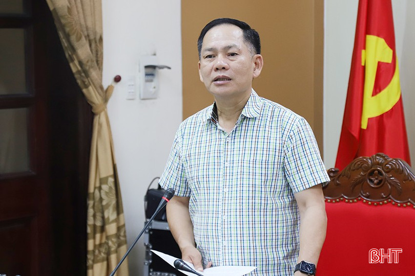Phó Trưởng đoàn chuyên trách Đoàn ĐBQH tỉnh Trần Đình Gia phát biểu tại hội nghị. A.jpg