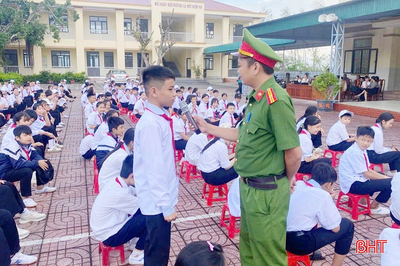 Công an xã Tùng Lộc tổ chức tuyên truyền, giáo dục pháp luật cho học sinh Trường THCS Phúc Lộc. bqbht_br_178-7344.jpg