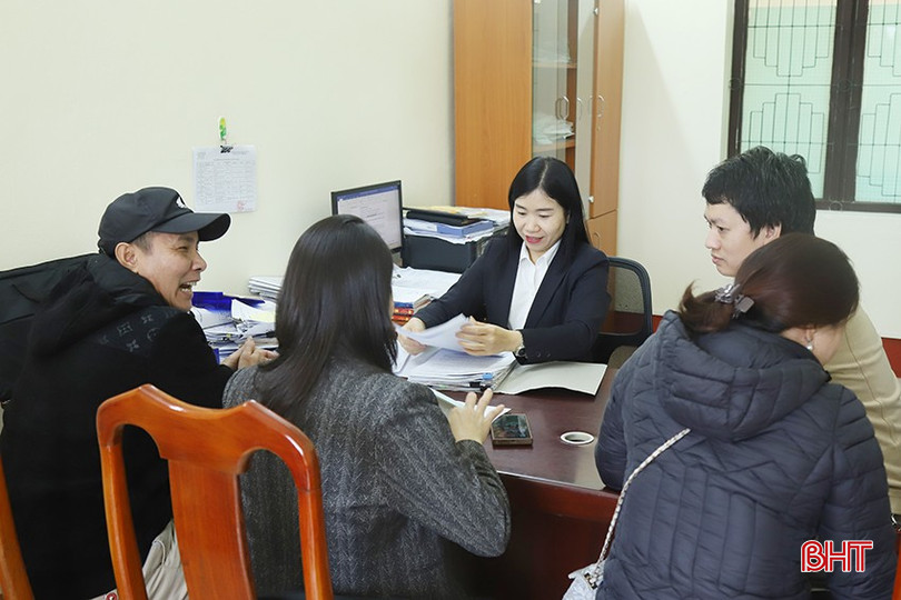 Cán bộ TAND huyện Nghi Xuân tiếp công dân.