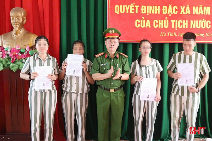 Thượng tá Trần Hải Trung - Giám thị Trại Tạm giam Công an tỉnh trao quyết định đặc xá cho các phạm nhân. 3409c26b75ccd3928add-615.jpg