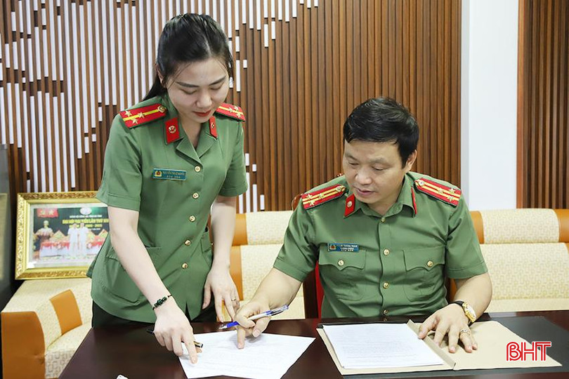 Thượng tá Phạm Thanh Trâm hướng dẫn công tác tham mưu Ban Giám đốc qua kết quả theo dõi từ Trung tâm Thông tin chỉ huy. CAT.jpg