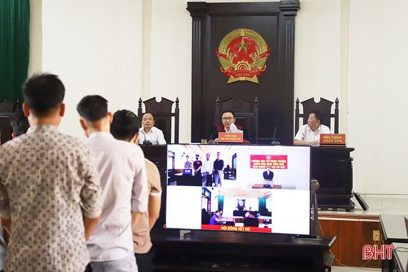 Thẩm phán Bùi Quang Năng xét hỏi các bị cáo tại phiên xét xử vào sáng 26/7. IMG_0125.jpg