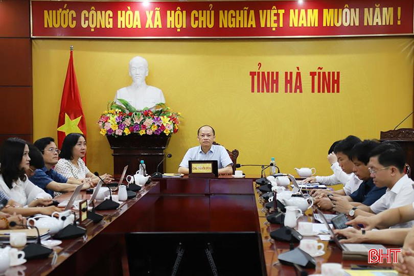 Phó Chủ tịch Thường trực UBND tỉnh Nguyễn Hồng Lĩnh điều hành điểm cầu Hà Tĩnh. TT.jpg