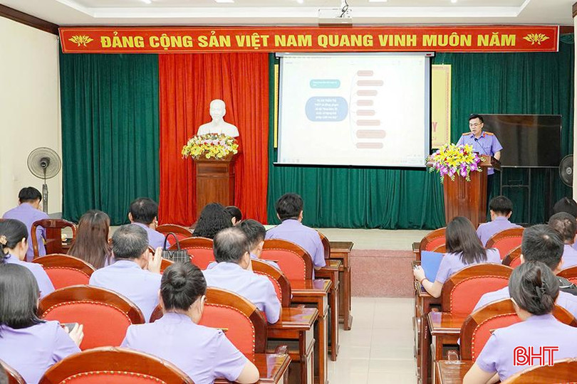 Kiểm sát viên trình bày báo cáo án bằng sơ đồ tư duy tại cuộc thi do Viện KSND tỉnh tổ chức. thuyduong MAU.jpg
