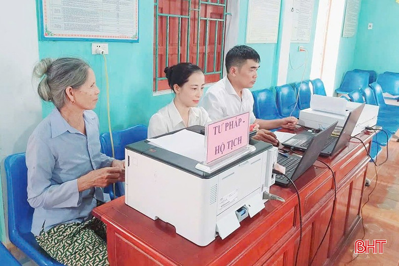 Cán bộ Tư pháp - Hộ tịch (UBND xã Cẩm Lạc) về thôn Thượng Sơn hỗ trợ người dân các TTHC và giải đáp nhiều lĩnh vực pháp luật. bqbht_br_5a.jpg