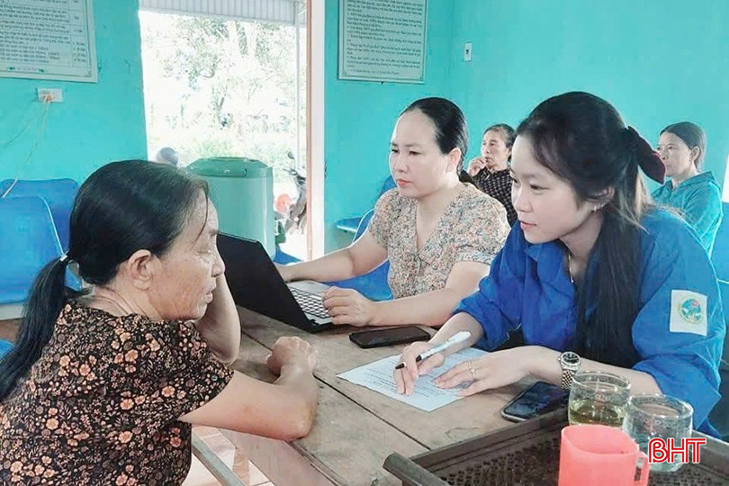 Cán bộ xã Cẩm Lạc lắng nghe những khó khăn, vướng mắc trong quá trình làm TTHC, thủ tục pháp lý. bqbht_br_999.jpg