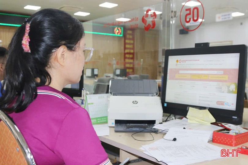 Không riêng lĩnh vực tư pháp, cán bộ đang làm việc tại Trung tâm Phục vụ hành chính công tỉnh tìm hiểu về cấp phiếu LLTP trên VNeID để kịp thời nắm bắt. 543dd07462dadb8482cb-8975.jpg