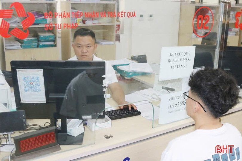 Cán bộ Sở Tư pháp tuyên truyền về việc cấp phiếu LLTP trên VNeID cho người dân. f68202dab074092a5065-7106.jpg