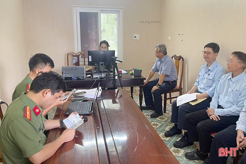 Phòng Quản lý xuất nhập cảnh đã chuẩn bị chu đáo về trang thiết bị, cơ sở vật chất; đồng thời, bố trí 15 cán bộ đảm nhận nhiệm vụ và tổ chức tăng ca vào các ngày cuối tuần. Phòng Quản lý xuất nhập cảnh đã chuẩn bị chu đáo về trang thiết bị, cơ sở vật chất; đồng thời, bố trí 15 cán bộ đảm nhận nhiệm vụ và tổ chức tăng ca vào các ngày cuối tuần.