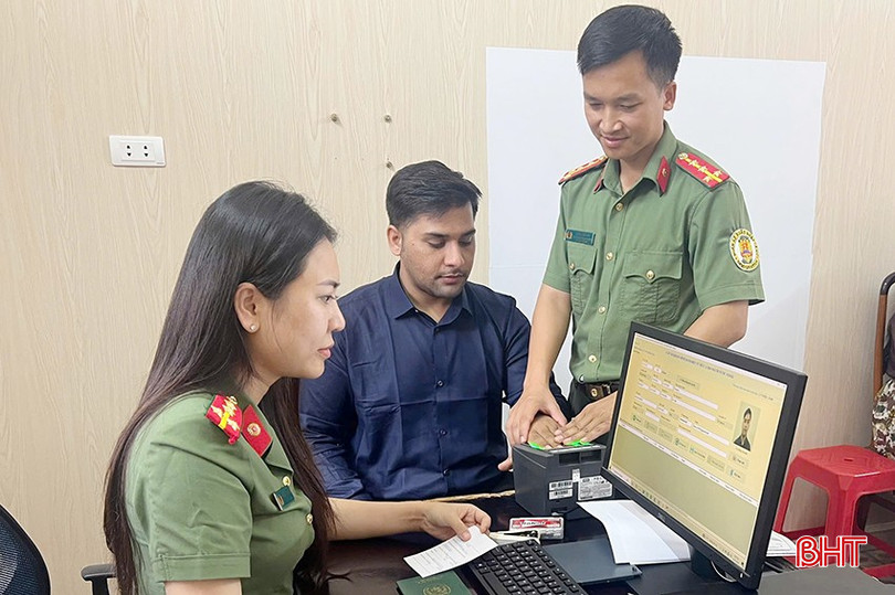 Người nước ngoài bày tỏ hài lòng với sự hướng dẫn tận tình của cán bộ công an Phòng Quản lý xuất nhập cảnh. bqbht_br_b.jpg