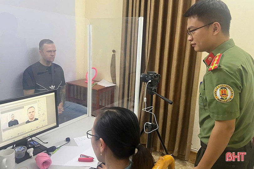 Người nước ngoài được hướng dẫn chụp ảnh để làm tài khoản định danh điện tử. bqbht_br_d.jpg