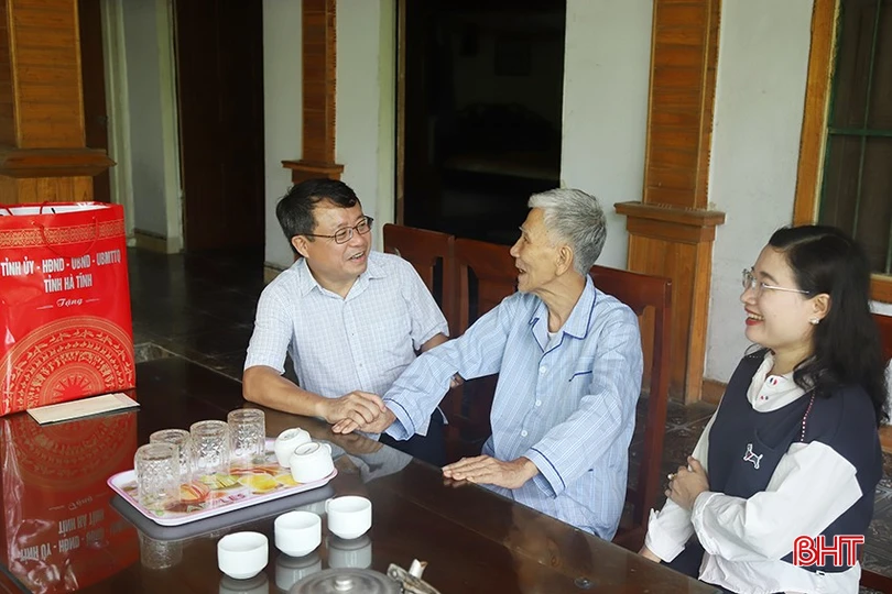 Phó Chủ tịch UBND tỉnh Dương Tất Thắng thăm hỏi và tặng quà cho bệnh binh Lê Ngọc Lan (thôn Tân Đình, xã Lưu Vĩnh Sơn).