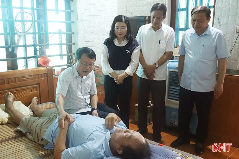 Phó Chủ tịch UBND tỉnh Dương Tất Thắng thăm hỏi ông Nguyễn Văn Phượng (thôn Vĩnh An, xã Lưu Vĩnh Sơn).