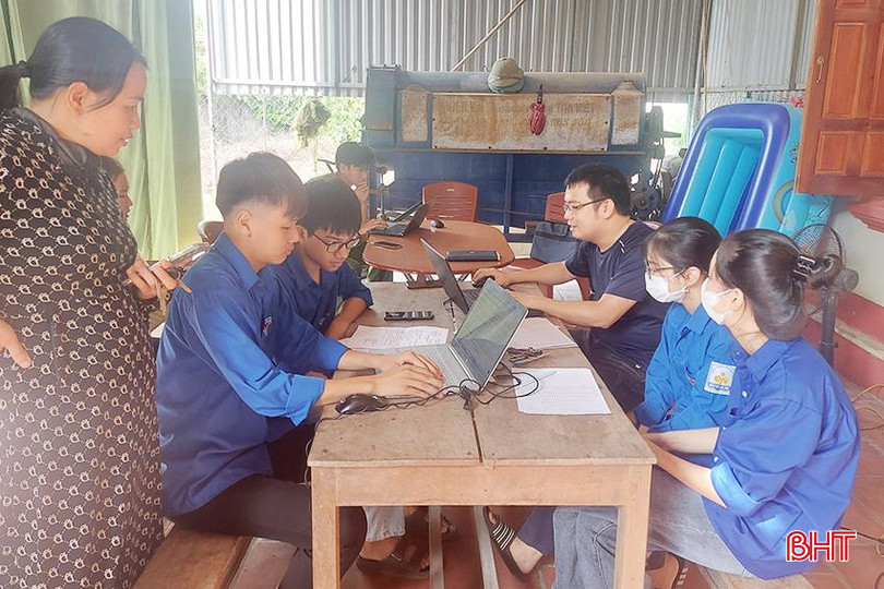 Đoàn viên thanh niên xã Tân Dân (Đức Thọ) hỗ trợ người dân nộp hồ sơ dịch vụ công cấp thẻ căn cước cho trẻ từ 0-6 tuổi. TN.jpg