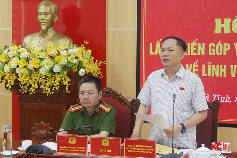 Phó Trưởng đoàn chuyên trách Đoàn ĐBQH tỉnh Trần Đình Gia đánh giá cao các ý kiến góp ý tại hội nghị. bqbht_br_12.jpg