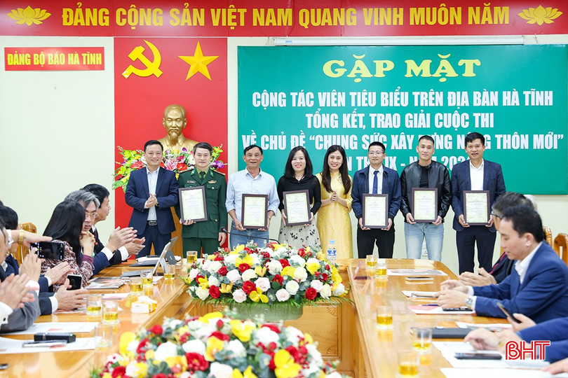 Giám đốc Sở TT&TT Đậu Tùng Lâm và Phó Tổng Biên tập Trương Mai Thủy trao giải khuyến khích. bqbht_br_aimg-5107.jpg