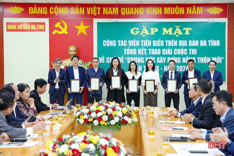 Phó Tổng biên tập Nguyễn Hùng Sơn và Phó Giám đốc Sở NN&PTNT Nguyễn Quang Thọ trao giải khuyến khích cho các nhóm tác giả. bqbht_br_aimg-5102.jpg