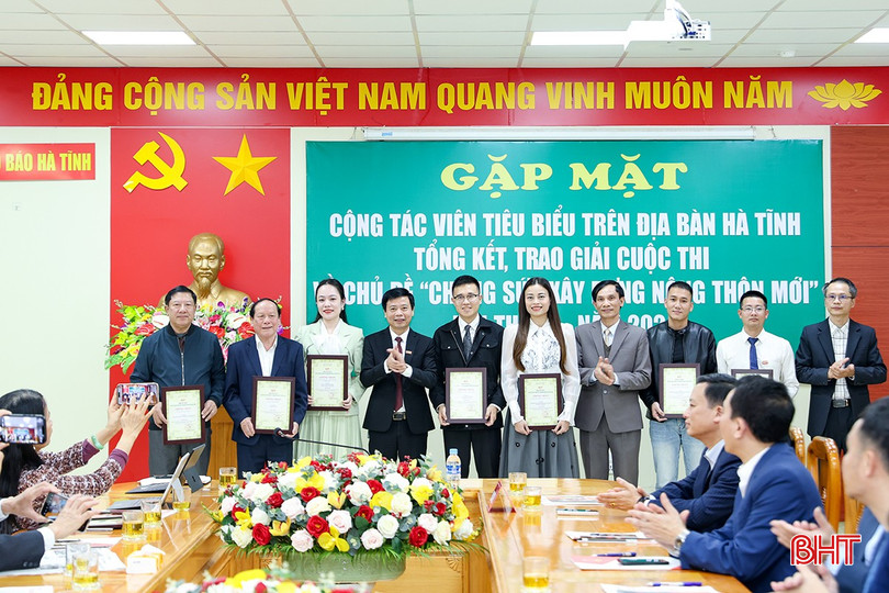 Tổng Biên tập Báo Hà Tĩnh Nguyễn Công Thành, Phó Trưởng ban Tuyên giáo Tỉnh ủy Lê Văn Khánh, Phó Chủ tịch Thường trực Hội Nhà báo Hà Tĩnh Võ Xuân Báu trao giải B cho các nhóm tác giả. bqbht_br_aimg-5125.jpg